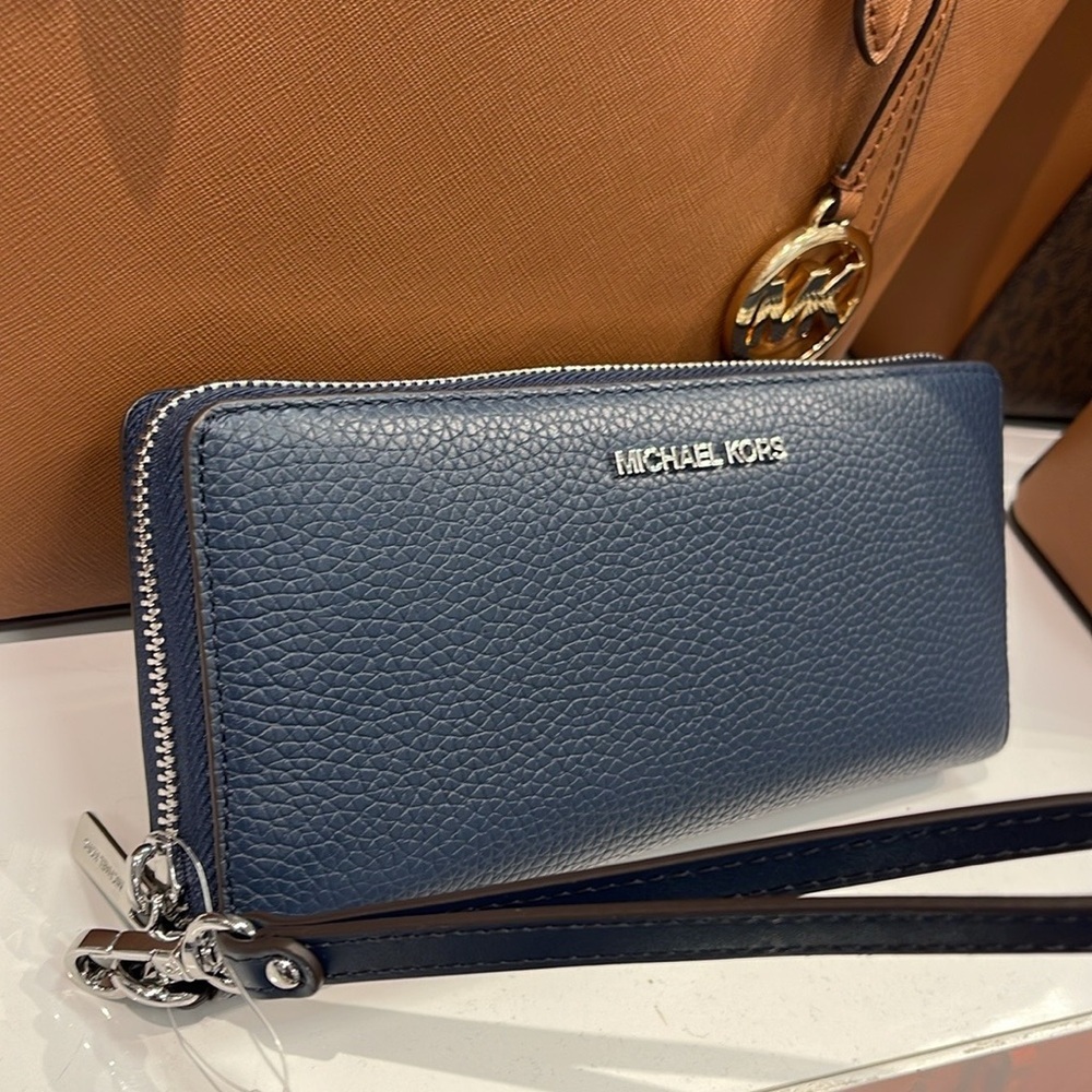 MICHAEL KORS LARGE TRAVEL CONTINENTAL WRISTLET WALLET SMARTPHONE NAVY BLUE